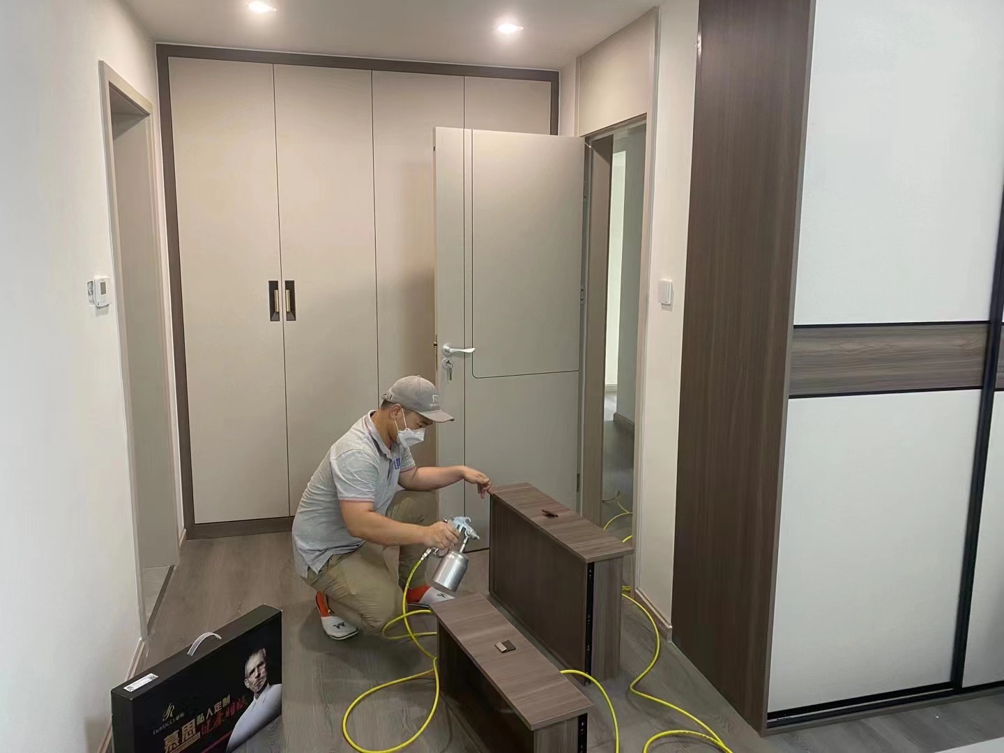 入住新房后柜子味道一年都不散，是不是甲醛引起的？